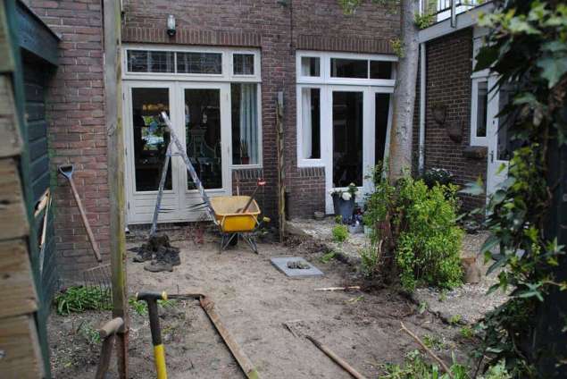 afbreken oude schuur en gescheiden afvoeren van hout dakleer en glas, leeg ruimen tuin van gebakken waaltjes deze worden weer hergebruikt zo zijn wij als a van spelde hoveniers duurzaam bezig en denken aan het mileu